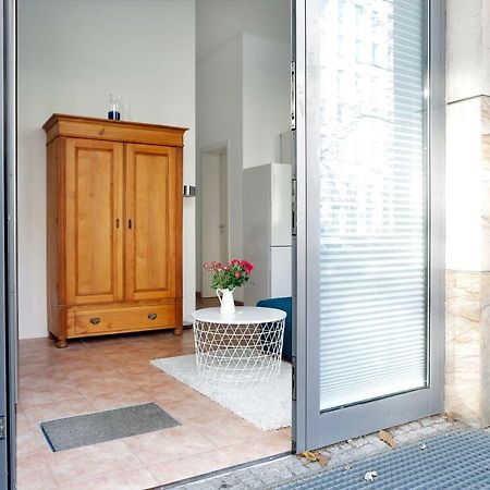 Swine By Rockchair Apartments L Superhost Status L Cozy Family & Business Flair In City Center "Mitte" Modern Studio Boxspringbed Welcomes You! เบอร์ลิน ภายนอก รูปภาพ