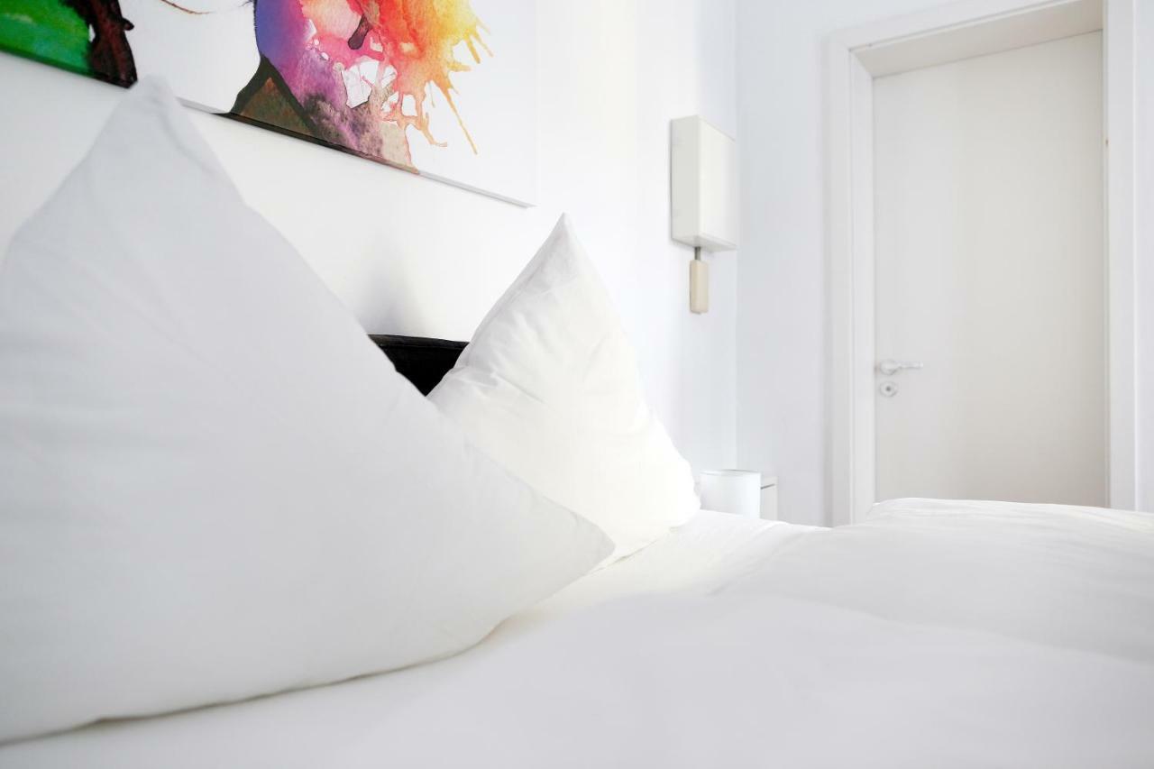 Swine By Rockchair Apartments L Superhost Status L Cozy Family & Business Flair In City Center "Mitte" Modern Studio Boxspringbed Welcomes You! เบอร์ลิน ภายนอก รูปภาพ