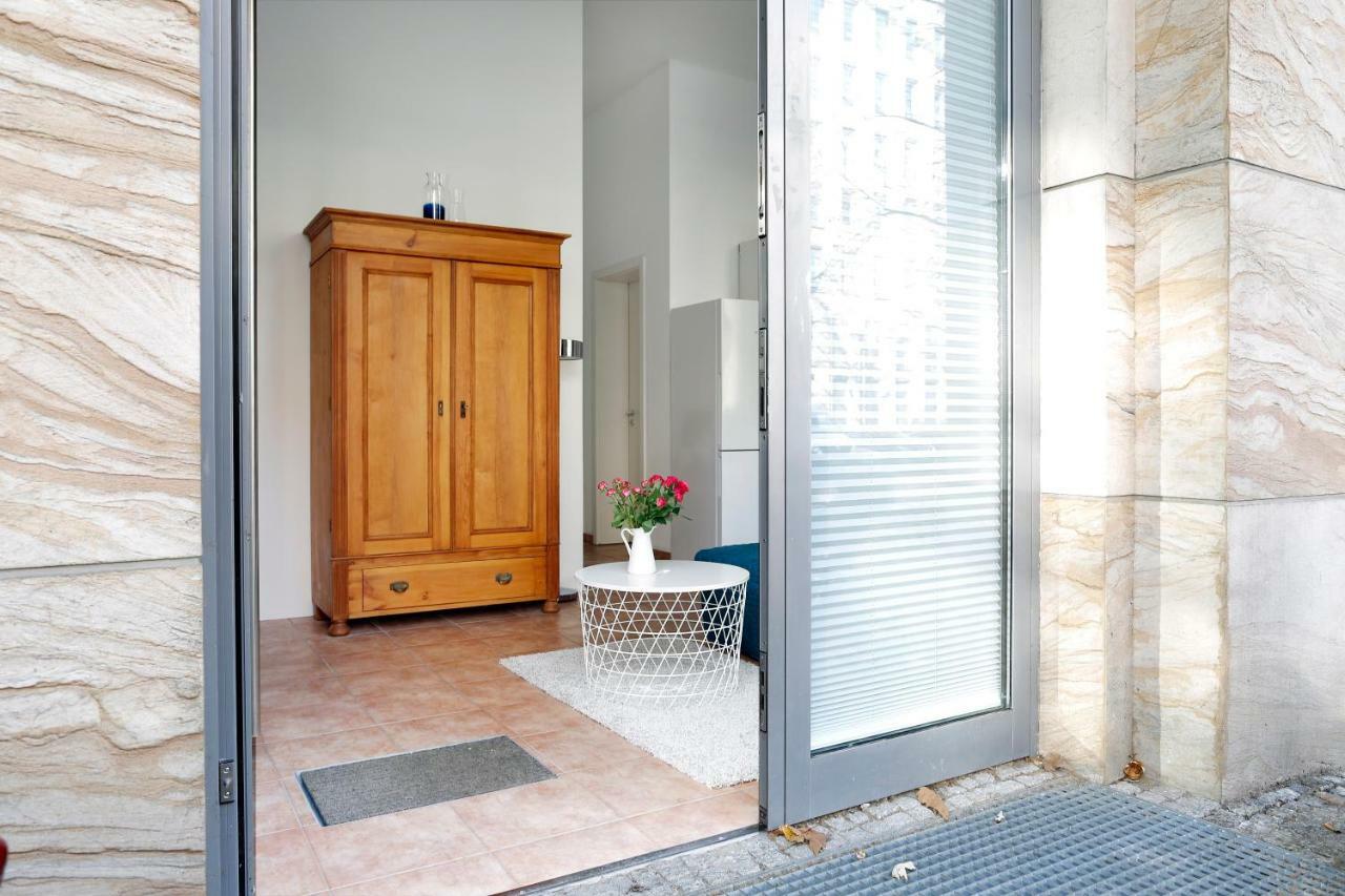 Swine By Rockchair Apartments L Superhost Status L Cozy Family & Business Flair In City Center "Mitte" Modern Studio Boxspringbed Welcomes You! เบอร์ลิน ภายนอก รูปภาพ